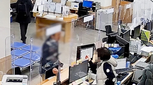 살인미수 혐의를 받고 도주했다가 스스로 구로경찰서 민원실 찾아온 남성(왼쪽). [서울경찰청 제공]